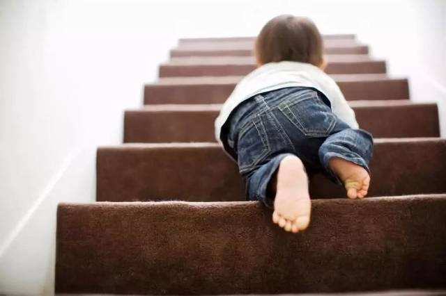 爬楼梯的小孩